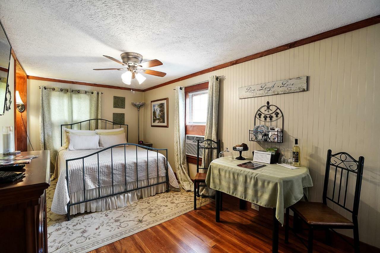 Hocking Hills Inn Logan Exterior photo